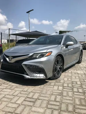 Toyota Camry SE FWD (2.5L 4cyl 8AM) 2018 Silver