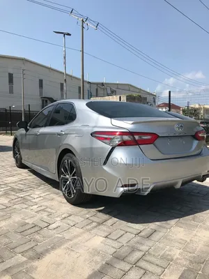 Toyota Camry SE FWD (2.5L 4cyl 8AM) 2018 Silver