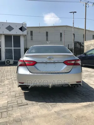 Toyota Camry SE FWD (2.5L 4cyl 8AM) 2018 Silver