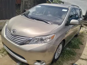 Toyota Sienna XLE 7-Passenger 4dr Minivan AWD (3.5L 6cyl 6A) 2015 Gold