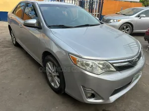 Toyota Camry XLE V6 4dr Sedan (3.5L 6cyl 6A) 2013 Silver