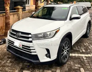 Toyota Highlander SE 4x2 V6 (3.5L 6cyl 8A) 2017 White