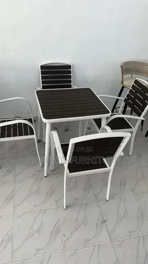 High Quality Set of Outdoor Restaurant Bar Table and Chairs