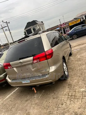 Toyota Sienna XLE Limited AWD 2005 Gold