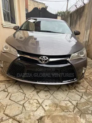 Toyota Camry SE 4dr Sedan (2.5L 4cyl 6A) 2016 Gold