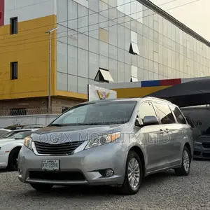 Toyota Sienna 2010 Silver