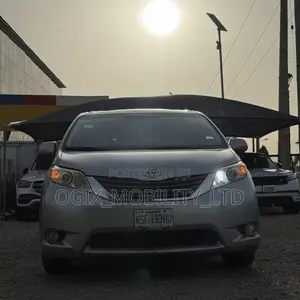 Toyota Sienna 2010 Silver