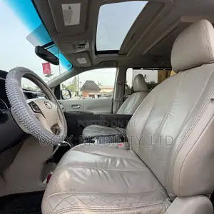 Toyota Sienna 2010 Silver