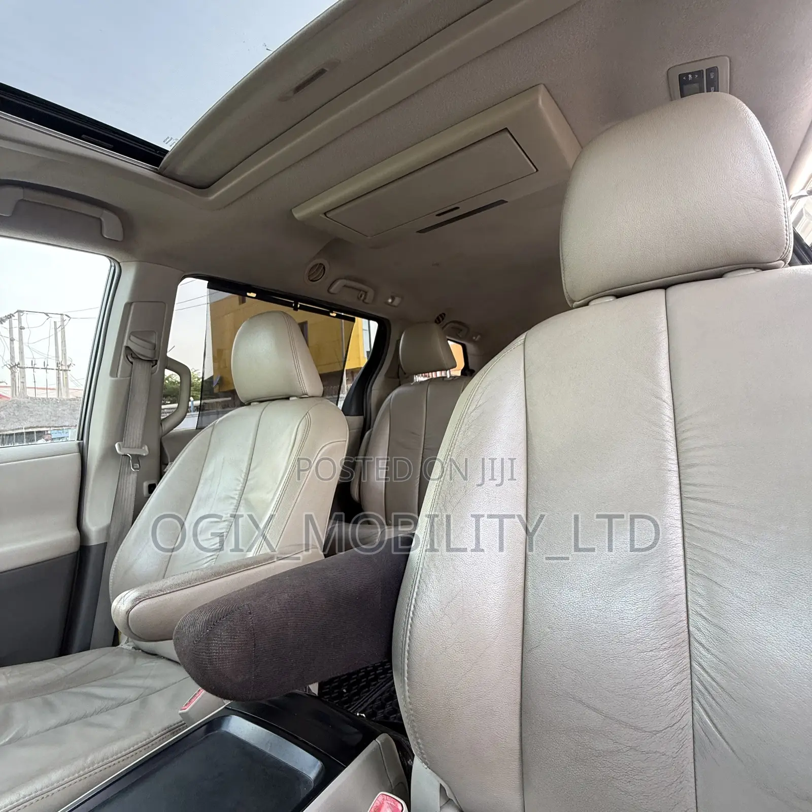 Toyota Sienna 2010 Silver