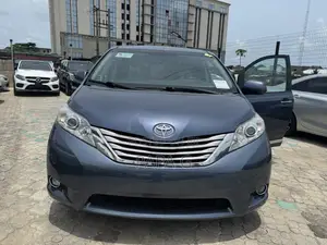 Toyota Sienna XLE 7-Passenger 4dr Minivan AWD (3.5L 6cyl 6A) 2015 Blue