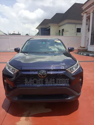 Toyota RAV4 XLE 2021 Blue