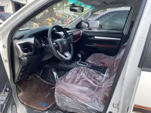 Toyota Hilux 2023 White
