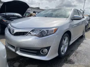 Toyota Camry SE V6 4dr Sedan (3.5L 6cyl 6A) 2013 Silver