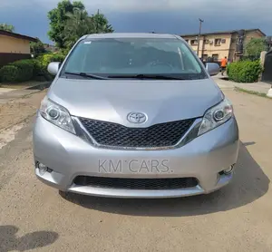 Toyota Sienna XLE Premium 7 Passenger (3.5L 6cyl 8A) 2017 Silver