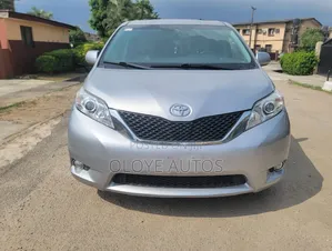 Toyota Sienna 2017 Silver