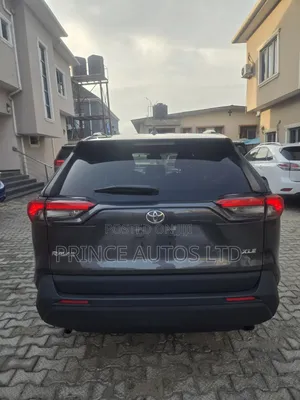 Toyota RAV4 XLE 2021 Gray