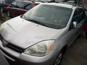 Toyota Sienna LE AWD (3.3L V6 5A) 2004 Silver