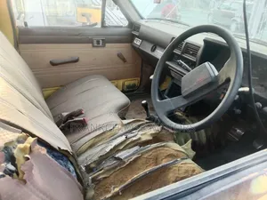 Toyota Hilux 1990 Yellow