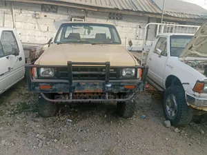 Toyota Hilux 1990 Yellow