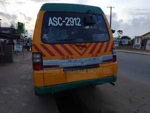 Mitsubishi Delica 2004 Orange
