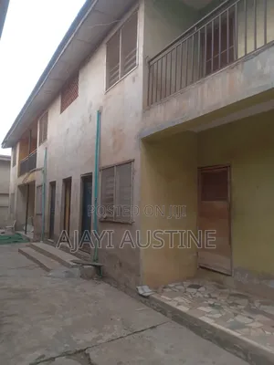 3bdrm Block of Flats in Oluwatuyi Street, Akure for sale
