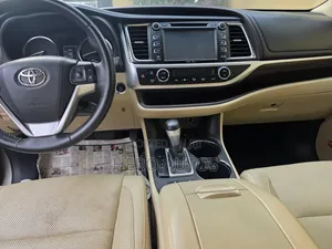 Toyota Highlander Limited V6 4x4 (3.5L 6cyl 6A) 2016 Gold