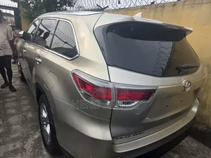 Toyota Highlander Limited V6 4x4 (3.5L 6cyl 6A) 2016 Gold