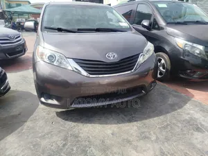 Toyota Sienna LE 7-Passenger 4dr Minivan AWD (3.5L 6cyl 6A) 2014
