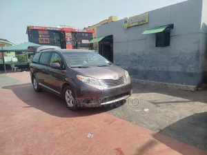 Toyota Sienna LE 7-Passenger 4dr Minivan AWD (3.5L 6cyl 6A) 2014