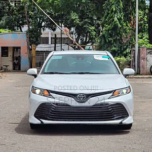 Toyota Camry LE FWD (2.5L 4cyl 8AM) 2018 White