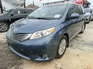 Toyota Sienna 2015 Blue