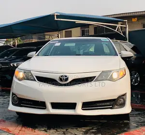 Toyota Camry SE 4dr Sedan (2.5L 4cyl 6A) 2014 White