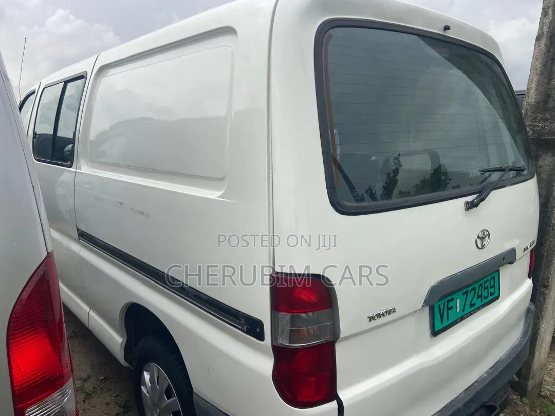 Toyota HiAce 2005 White
