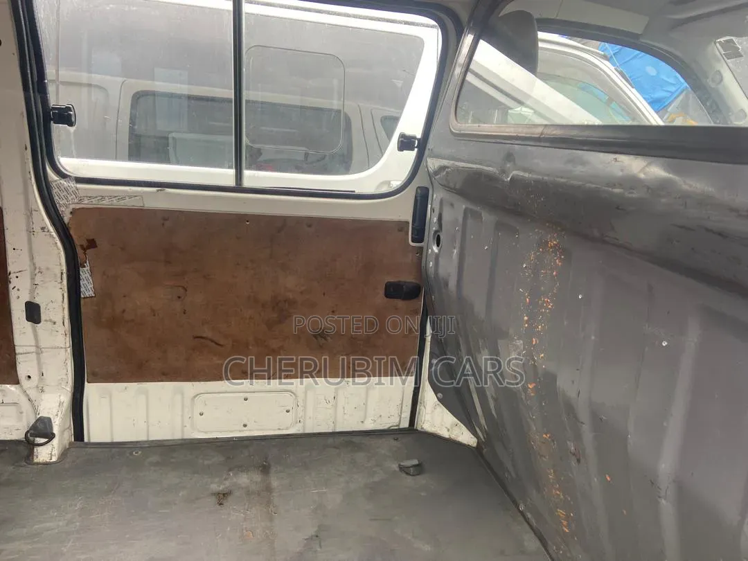 Toyota HiAce 2005 White