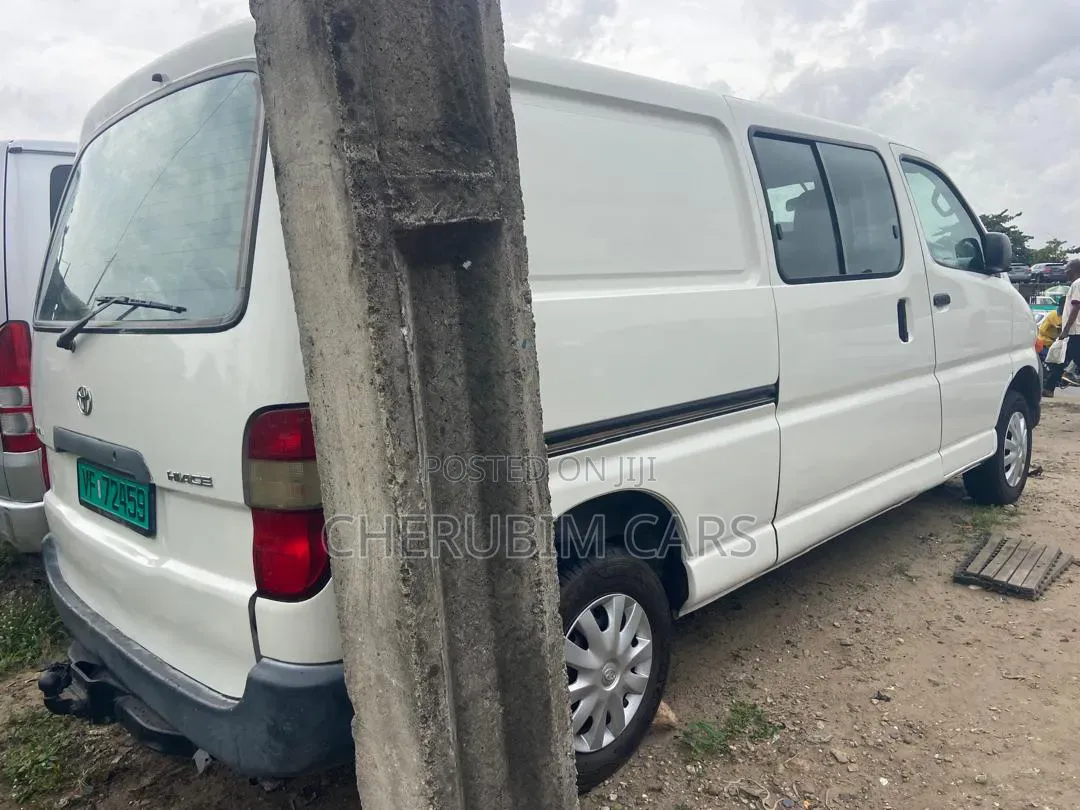 Toyota HiAce 2005 White
