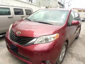 Toyota Sienna 2012 Red