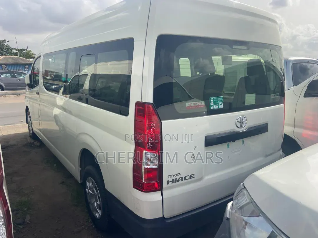 Toyota HiAce 2022 White