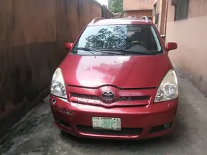 Toyota Verso 2009 Red