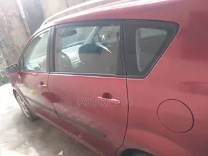 Toyota Verso 2009 Red