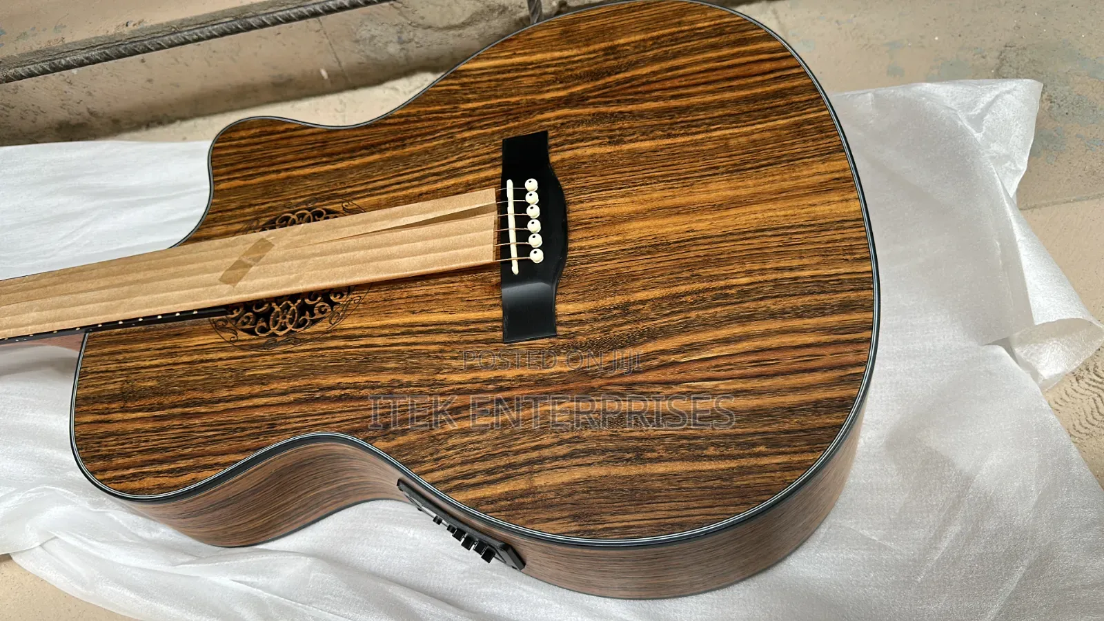 Smiger Lg-09 Semi Acoustic Guitar
