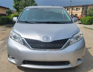 Toyota Sienna XLE 7 Passenger (3.5L 6cyl 8A) 2017 Silver