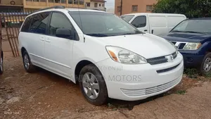 Toyota Sienna LE FWD (3.3L V6 5A) 2004 White