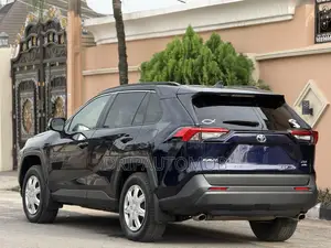 Toyota RAV4 XLE 2021 Blue