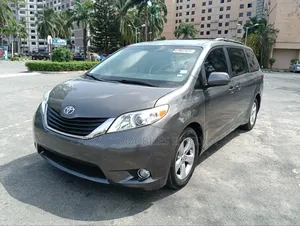 Toyota Sienna LE 7-Passenger 4dr Minivan AWD (3.5L 6cyl 6A) 2014 Gray