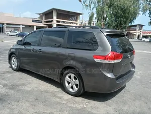 Toyota Sienna LE 7-Passenger 4dr Minivan AWD (3.5L 6cyl 6A) 2014 Gray