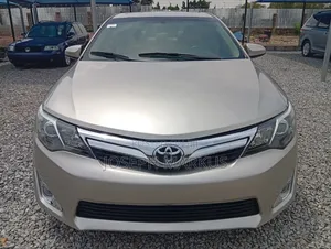 Toyota Camry XLE 4dr Sedan (2.5L 4cyl 6A) 2014 Gold