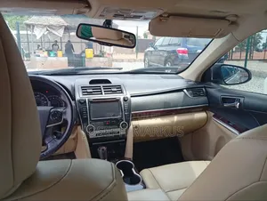 Toyota Camry XLE 4dr Sedan (2.5L 4cyl 6A) 2014 Gold