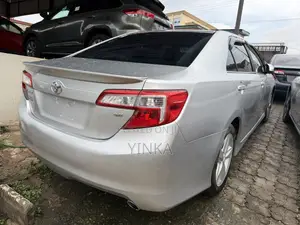 Toyota Camry XLE 4dr Sedan (2.5L 4cyl 6A) 2012 Silver
