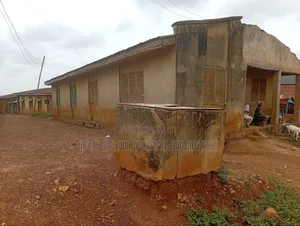 8bdrm Bungalow in Heredum, Iwo Road for sale