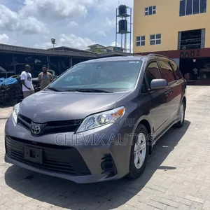 Toyota Sienna LE Mobility (3.5L 6cyl 8A) 2018 Gray